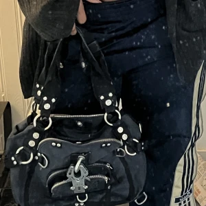 Väska - Skit snygg marinblå George,Gina&Lucy väska. Varsamt använd utan några defekter.💙