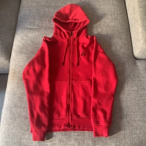 Jordan Zip Hoodie - Röd Zip Hoodie från Jordan, stor i storleken och liknar mer en S. Har en liten fläck på framsidan, men annars i bra skick. 