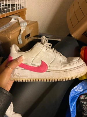 Rosa nikesneakers  - Snygg modell med rosa nikelogga. Använda och gått upp lite på ena skon, se sits bilden. Därav lågt pris 