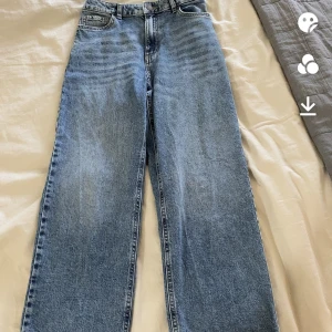  Mörka/ljus jeans från Lindex - Dom är i jätte bra skick och har inte använt dom typ nånting. Känner att jag har tröttnat på dom. Storlek 158 så är lite för små för mig också😊