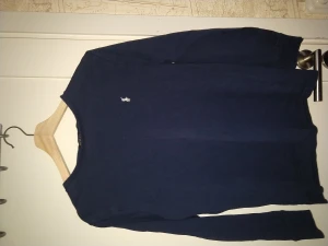 Ralph Lauren långärmad t shirt  - Ralph Lauren långärmad t shirt  storlek Xs. Är i barnstorlek 14-16 vilket är samma som Xs. 100% äkta och måttligt använd. Inga defekter och i bra skick. Pris 250 kr