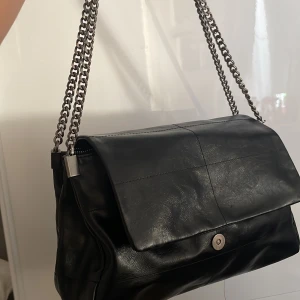 Zara väska  - Säljer nu denna väska då den inte kommer till användning mer, ganska ny! 💕