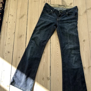 Lågmidjade utsvängda jeans - Jättefina Lågmidjade utsvängda jeans ifrån bigstar. Storlek är 30 i midjan och 32 i längd ! ✨