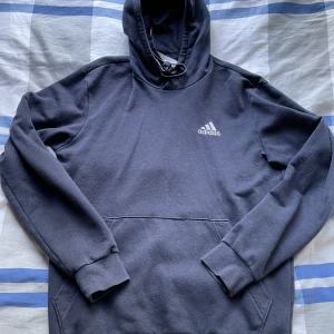 Adidas Hoodie! - Säljer nu min adidas hoodie då den inte är min stil längre. Bra men skick men har en liten fläck på magen, inget man tänker på om man inte försöker hitta den! Kolla gärna resten av min profil! Håller på och garderobränsa. 