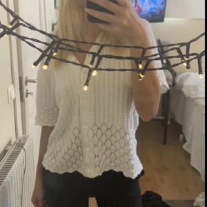 Stickad tröja  - Säljer nu min söta stickade tröja typ aldrig andvänt så den är som ny 