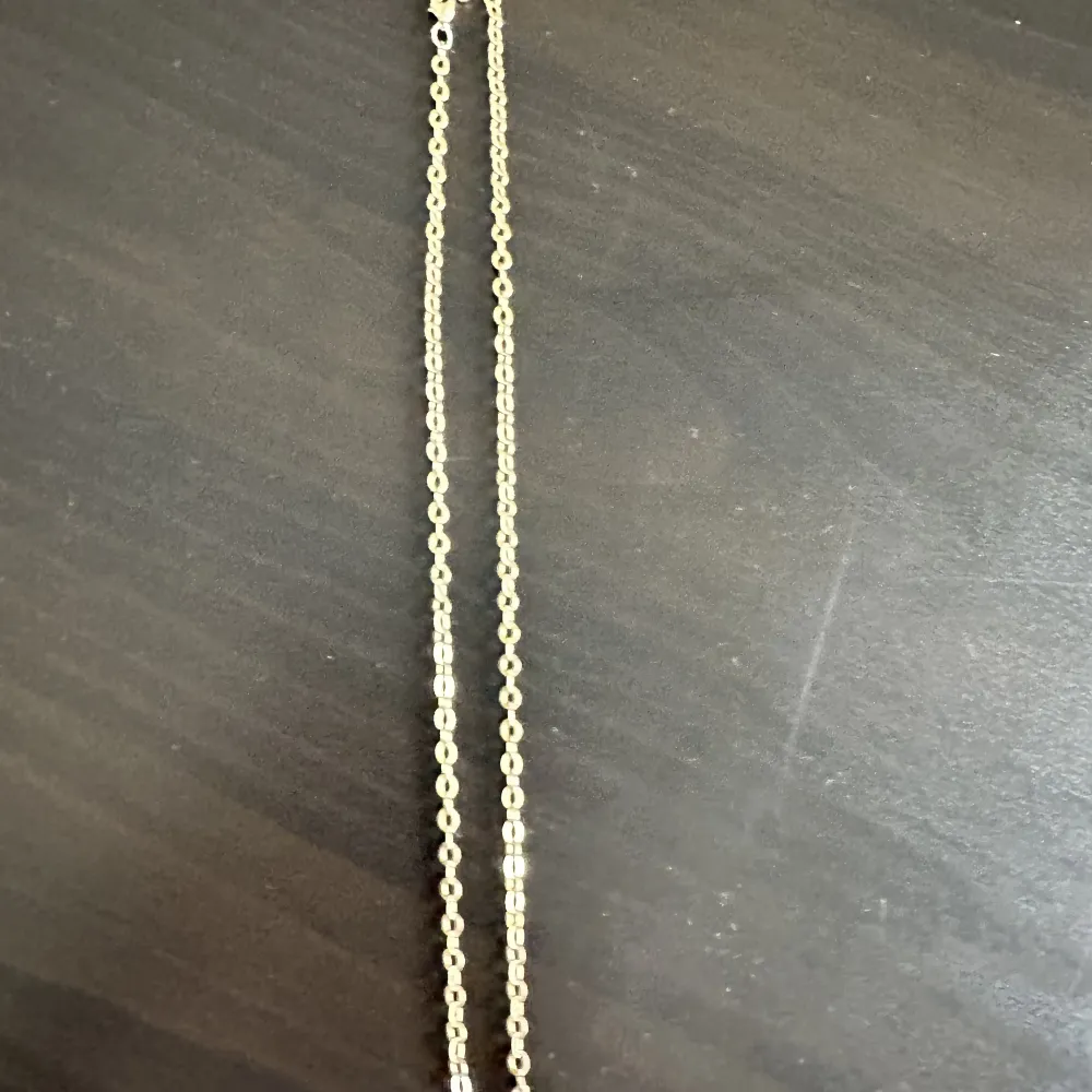 Guldigt halsband från snö of Sweden, använt men fint skick, en missfärgad ring vid spännet men det är ju i nacken så inget som direkt märks . Accessoarer.