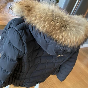 Hollies vinterjacka  - Säljer nu min hollies vinterjacka, jättefint skick. Storlek 40