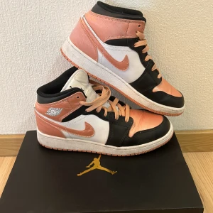 AIR JORDAN 1 MID - white/ly madde root-black, storlek 38,5 men passar 38 och mig som bär 37,5. (creaseskydd från footlocker ingår) OBS jag kommer att tvätta skorna innan jag skickar ut de.
