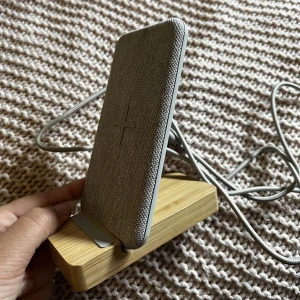 Trådlös laddare - Trådlös laddare från Ikea som funkar som en hållare. Träffas helst i stan