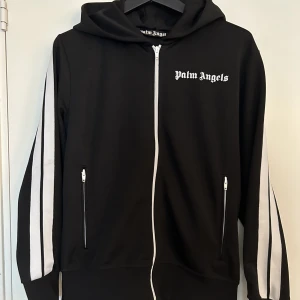 Palm Angels - Säljer detta set åt min kille. Ett svart Palm Angels set som är i väldigt bra skick (9/10). Jackan från miinto och byxorna från Palm Angels hemsida. Tags & påse finns till byxorna, samt bara tags till jackan. Pris jacka 1800kr. Byxor SÅLD