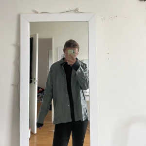 Grön skin jacka - Snygg grön skin jacka från Gina tricot som aldrig kommer till användning 