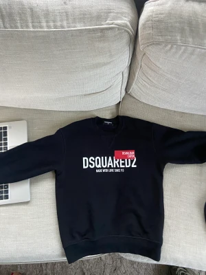 Dsquared2 tröja NY - Aldrig använd. Köpt på farftech, nypris 1810kr. Storlek 10Y. 