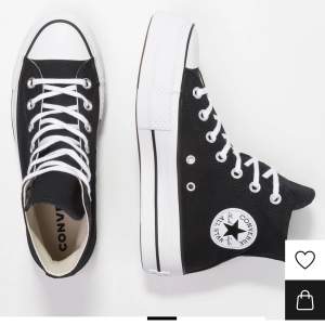 sååå snygga Converse till hösten!!! hög sula, knappast använda, ser oanvända ut och passar till allt, perfekta skon till vardags men också finare tillfällen🖤 nypris 999kr, säljer för 600kr, pris kan diskuteras!