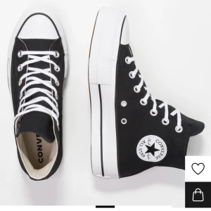 Converse Chuck Taylor - sååå snygga Converse till hösten!!! hög sula, knappast använda, ser oanvända ut och passar till allt, perfekta skon till vardags men också finare tillfällen🖤 nypris 999kr, säljer för 600kr, pris kan diskuteras!