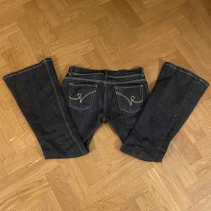 Bootcut och lågmidjade. skriv ifall ni har frågor! 