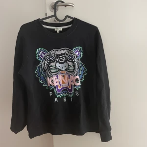 Kenzo tröja - Äkta Kenzo tröja som aldrig kommer till användning. Använda 1 gång. Skriv till mig om du vill se min order bekftelse för att se att den är äkta