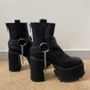 Ankelstövlar - Svart, hälen är 12 cm 