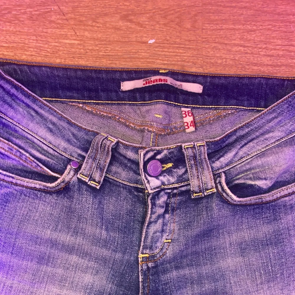 Jag säljer mina väldigt lågmidjade bootcut jeans som jag köpt secondhand på grund av att dem är för små. De är avklippta och för korta på mig som är 178,5cm. Skriv privat för fler bilder, pris kan diskuteras.. Jeans & Byxor.