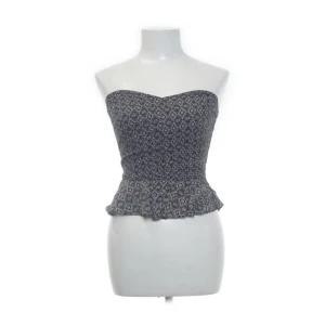 Bandeau topp - Köpt från Sellpy i ny skick, storlek 8 som motsvarar S! ❤️