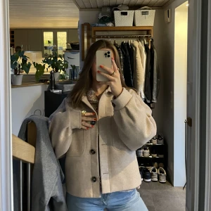 NA-KD kappa - Säljer denna kappa från NA-KD som jag köpte förra hösten men som tyvärr inte kommer till användning längre! 