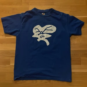 Eva t shirt - Blå eva t shirt i bra men använt skick.