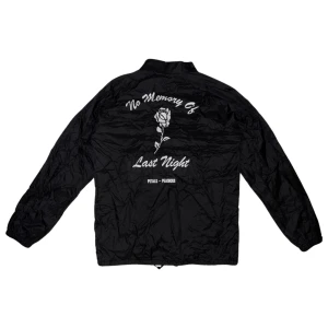 JACKA - Svart coachjacka med tryck på ryggen och bröstet. Första bilden visar ryggen! 