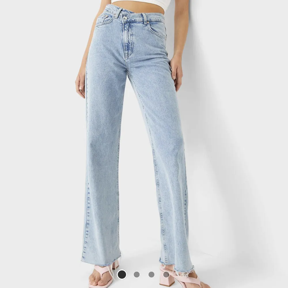 Säljer dessa  jeansen med assymetrisk midja. Kommer tyvärr inte till någon använding längre🩵. Jeans & Byxor.