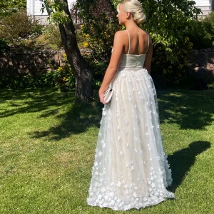 Balklänning - Säljer nu min underbara balklänning😍 Klänningen är i en champagne aktig färg med silkes tyg Storlek 36 men går att justera banden.