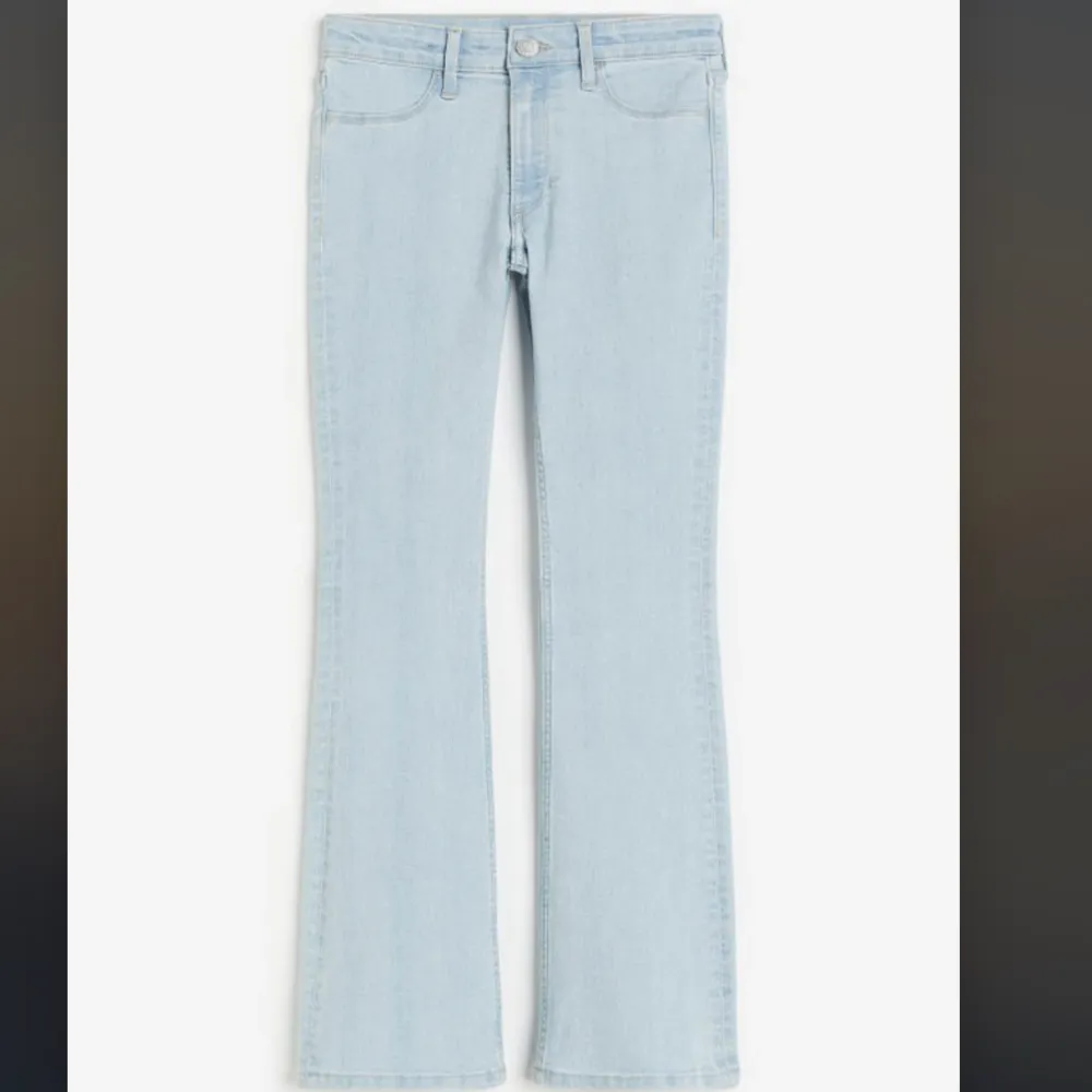 Ett par super snygga ljusblå jeans från hm🩵nypris: 399kr. inte mycket använda, mycket bra skick! Köparen står för frakt. (Lite missfärgade fläckar som man ser på bild 2, men inget man märker).. Jeans & Byxor.