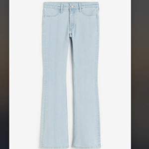 Ett par super snygga ljusblå jeans från hm🩵nypris: 399kr. inte mycket använda, mycket bra skick! Köparen står för frakt. (Lite missfärgade fläckar som man ser på bild 2, men inget man märker).