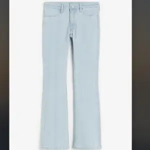 Ett par super snygga ljusblå jeans från hm🩵nypris: 399kr. inte mycket använda, mycket bra skick! Köparen står för frakt. (Lite missfärgade som man ser på bild 2, men inget man märker).