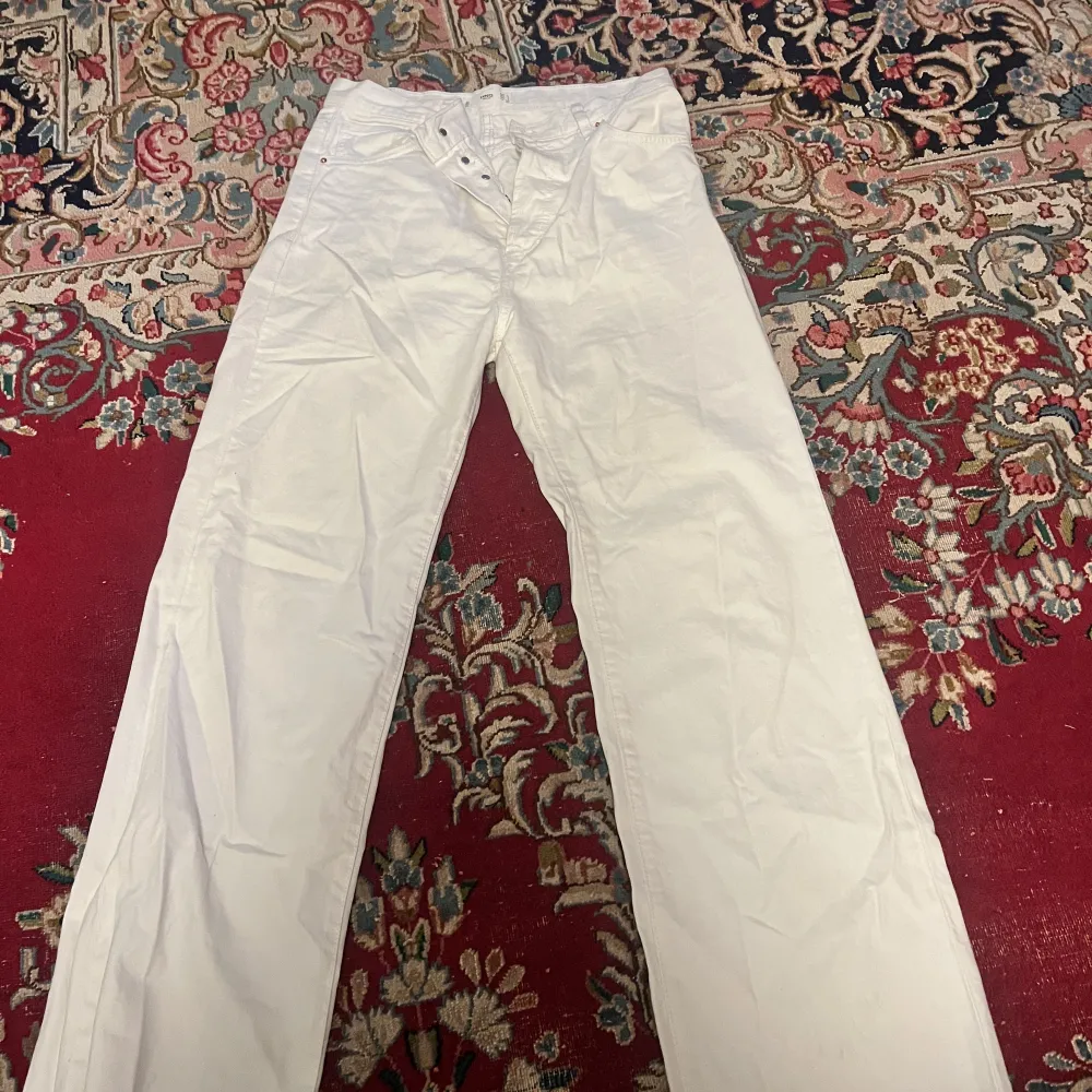 Säljer dessa suuuuuperfina vita jeans från mango! Endast använda 1 gång så i superfint skick😍 passar mig som är 166cm lång. Jeans & Byxor.