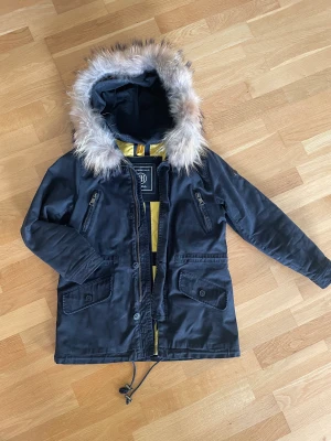 Blonde No. 8 höst/vinterjacka - Superfin höst/vinterjacka ifrån Blonde No. 8 i stl y10. Pälskragen kan tas bort. 