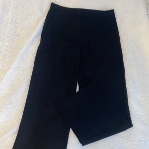 Svarta kostymbyxor - Jättefina och sköna kostymbyxor som säljs pga jag inte använder de! De är i strl 36 och längden är bra för mig som är ca 164 cm.