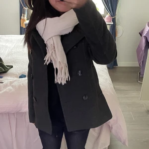 Kort kappa - Söt kappa som inte kommer till användning då jag har andra jackor så därför säljs den! Aldrig använd så mycket bra skick. Kom priv för fler bilder 💕