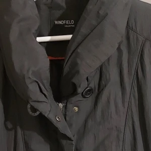 Jacka  - Fin skick  jacka till kvinna st 40, svart, tunn men varm. 