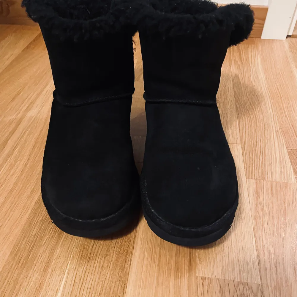 Svarta MINI BAILEY BOW från UGG i fint skick. Använda en säsong.. Skor.