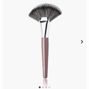 Caia borste - Använd sminkborste från caia, jätte fin fortfarande men finns defekter på bland annat texten. ( tvättas innan den skickas ) 