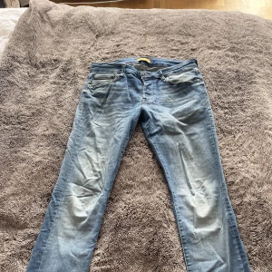 Blå jeans från Jack&Jones - Blå jeans i modellen slim/glenn från Jack&Jones i storlek 32/30. Mycket bra skick!