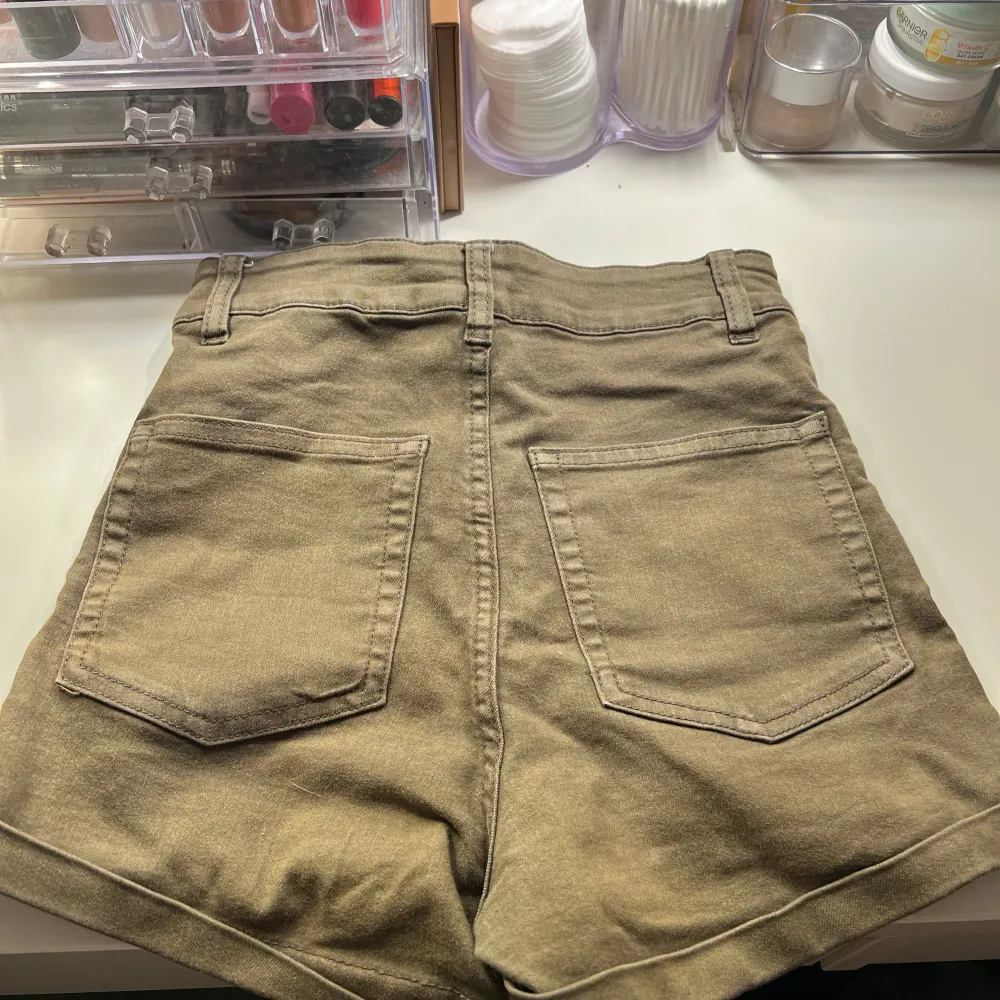 Säljer dessa gröna högmidjade shorts då dom inte kommer till användning längre. Jag står ej för kostanden på frakten. Priset kan ej diskuteras.. Shorts.
