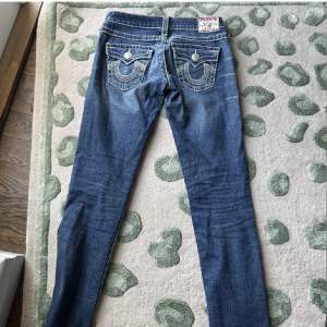 säljer dessa true religion jeans i storlek 25. midjemåttet är ca 36cm och de passar mig som är 167💞 skriv för fler bilder