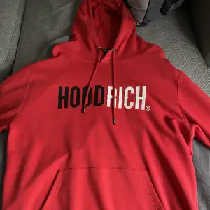 Säljer den här hoodrich hoodien köpt från JD för ungefär 1 år sedan, ser helt ny ut använt max 2-3 gånger. Nypris: 700kr.