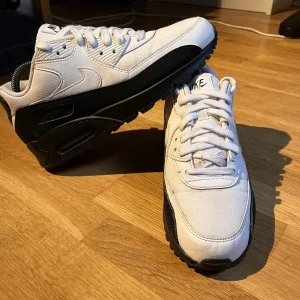 Nike air max  - Ett par i princip oanvända vita o svarta Nike air Max Storlek:41
