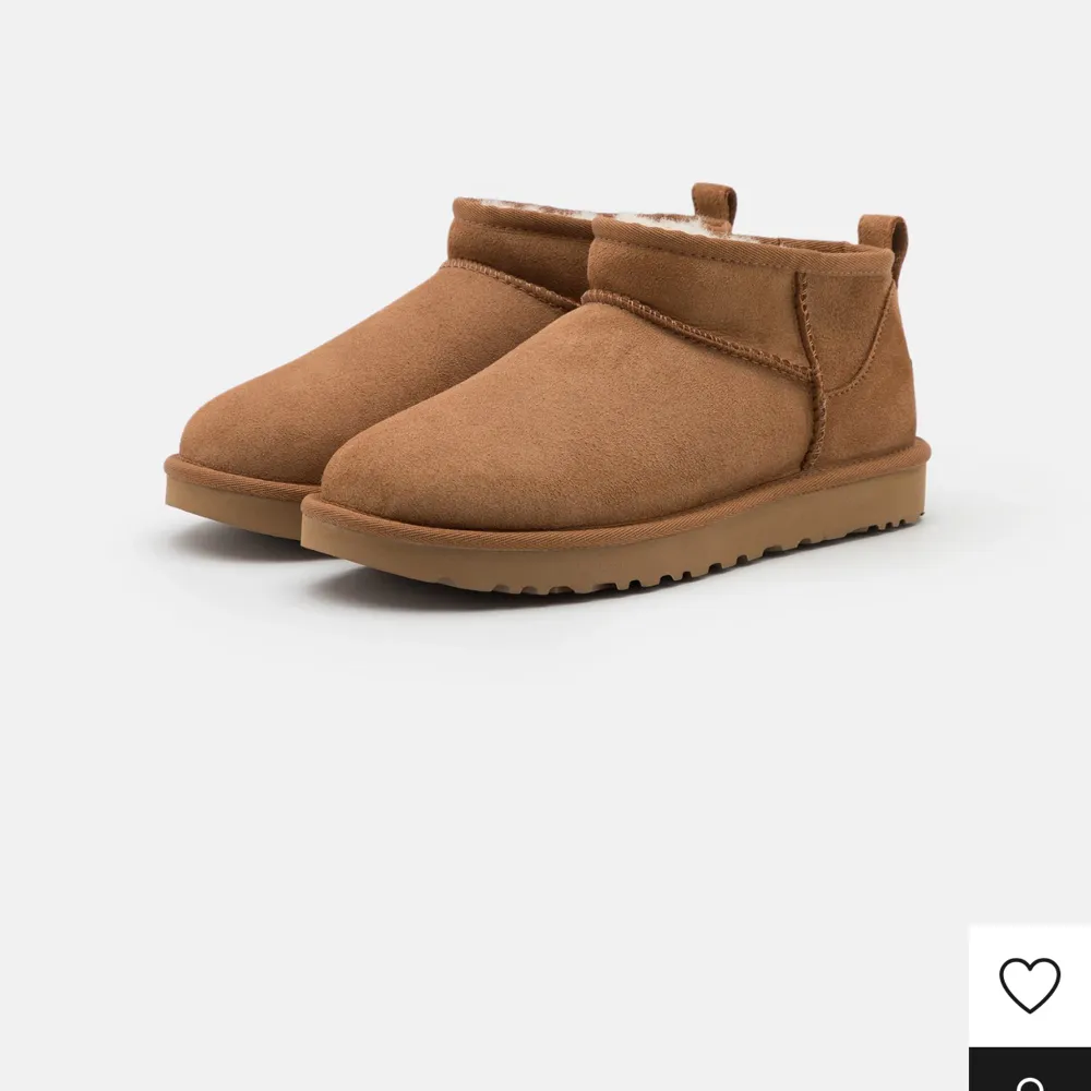 Säljer dessa helt oanvända Ugg Ultra Minis i färgen chestnut💕 de är endast testade så säljer pga att jag köpte fel storlek och tiden för att returnera gick ut. Skriv privat för fler bilder☺️. Skor.