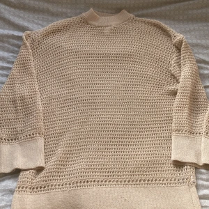 Snygg stickad nät tröja - Snygg Y2k stickad nät-tröja från Monki I storlek M och i super bra skick aldrig använt Skriv för mer info/bilder 🫶🫶