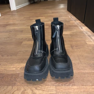 Boots - Säljer dessa svarta boots. Köpa från Asos! Snygga nu till höst men passar också perfekt till vintern! Är i storlek 36