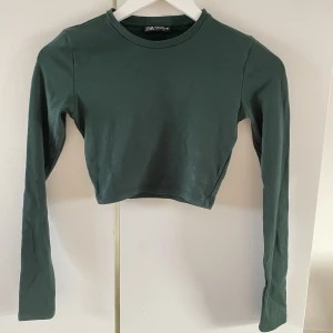 Croppad långärmad tröja - Skogsgrön långärmad tröja köpt på zara och aldrig använd. Märkt som strl M men jag skulle säga att den passar xs-s. 