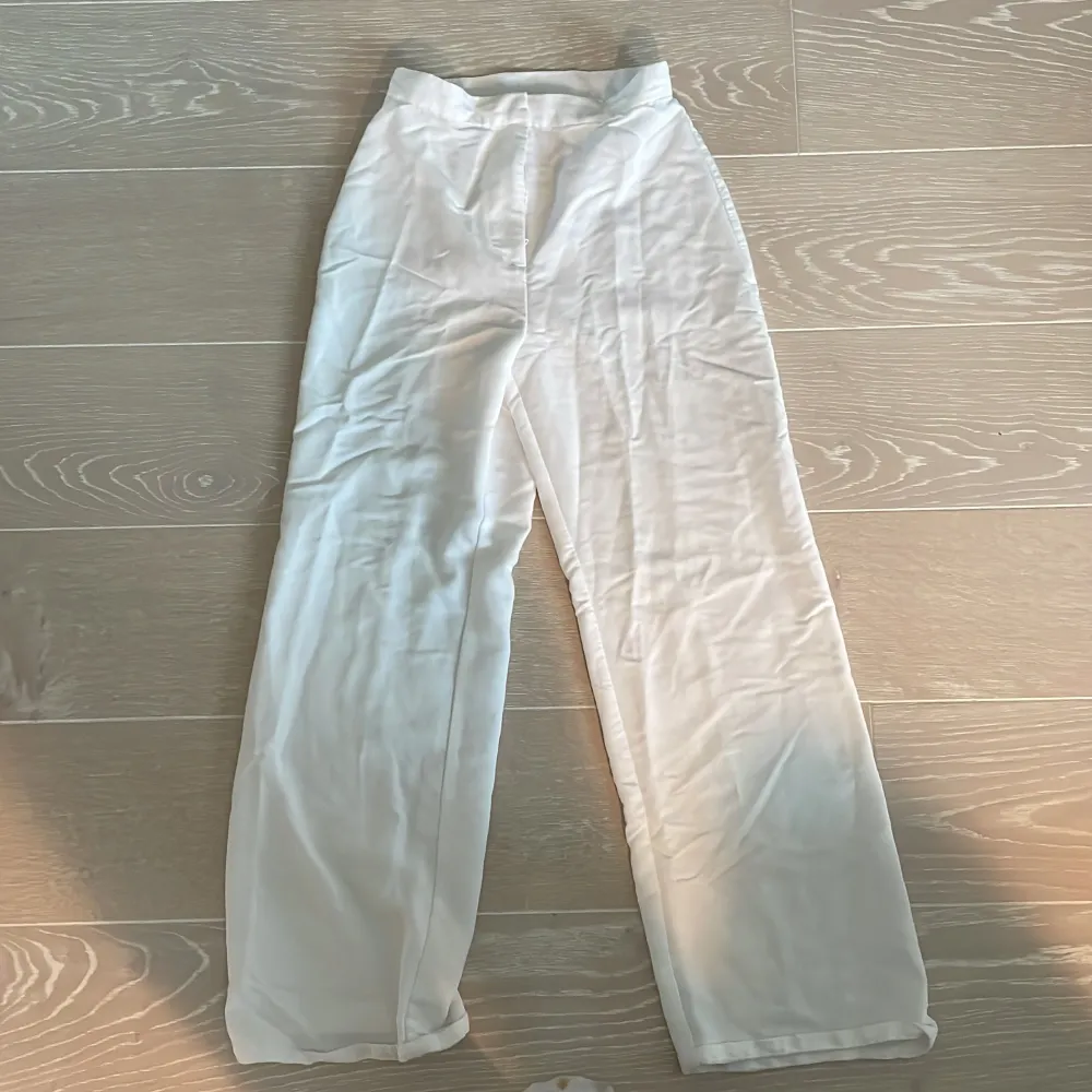 Kostymbyxor från HM. Använda en gång och som helt nya. Köptes förra sommaren för 350. Storlek 34.. Jeans & Byxor.