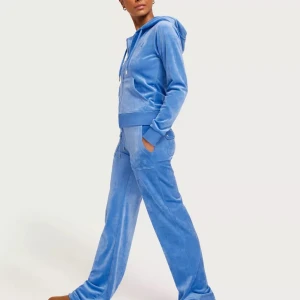 Juicy Cotoure sett  - Säljer detta settet då det inte längre kommer till användning. Fint skick, köparen står för frakten💕  Byxorna är i xxs Hoodien är i xs