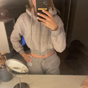 Tjocktröja - Grå tjocktröja, en kortare modell men väldigt mjuk och skön. Med luva och snören ifram. Aldrig använd, lappen borta men det är storlek S❤️